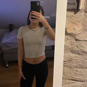 Tajt bikbok crop top - Tajt vanlig vit crop top från bikbok