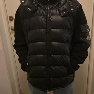 Moncler jacka  - Säljer en moncler jacka då den inte kommer till användning, superfin och bra nu till våren🥰🥰