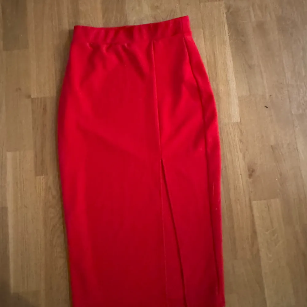 Röd kjol i storlek XS. Aldrig använd bara testad.. Kjolar.