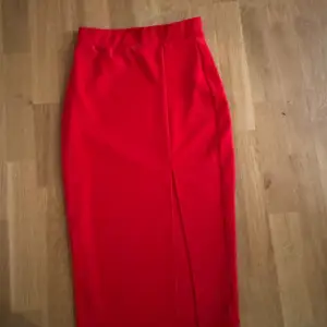 Röd kjol i storlek XS. Aldrig använd bara testad.
