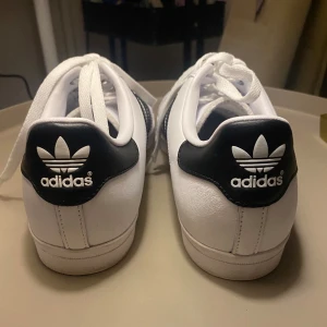 Adidas - Är ett par adidas skor. Har bara använt några få gånger. Är i fint skick. Storlek 40. Kommer att ta bort annonsen den 30/3