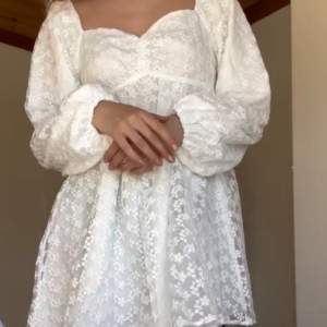 Säljer denna trendiga vita klänning från NA-KD som passar perfekt till studenten. Har använt den 1 gång på min egna student men nu kommer den inte till andvändning längre. Den är som ny. Jag är 166 cm lång och den passar perfekt på mig.💕