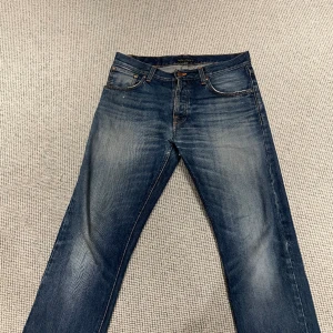 Nudie jeans 34/32 - Nästan helt oanvända i nytt skick, något litet slitage men inte synligt när dem är på. Säljer dem då dem inte passar mig längre