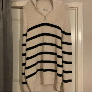 Stickad zip  - Säljer nu denna halv zip från zara aldrig använd för den är för stor för mig som är i storlek m passar även l, som jag köpte för 500kr säljer den för 400kr hör av er vid frågor