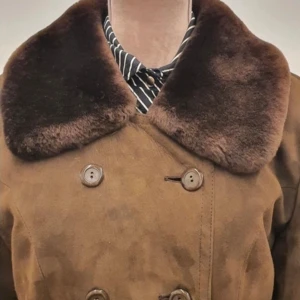 Brun mocka teddy kappa, Vintage - Mått  Längd: 123 Byst : 128 Midja: 120 Mycket bra skick!