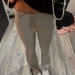 Säljer dessa jättesnygga yoga pants från ginas barnavdelning. De är i storlek 146/152 men sitter som är xs/xxs. Perfekta för mig som är ca 160cm. 💋