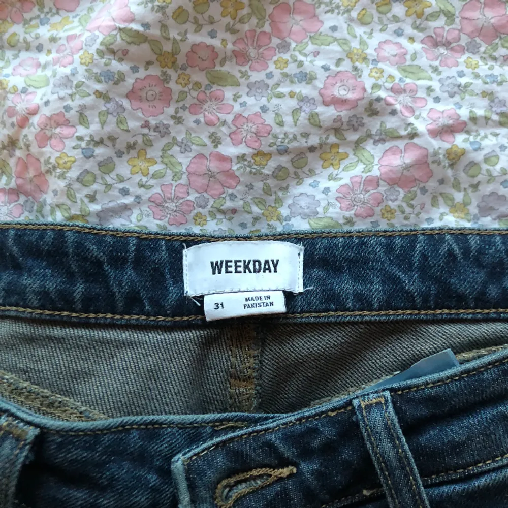 Säljer dessa weekday utopia jeans för 200kr, insydda på innerbenet så benen blir lite smalare men annars storlek 31, bra sick pyttelite trasiga längst ner(kan skicka bild) nypris:runt 500kr. Kontakta mig vid frågor och funderingar!💓. Jeans & Byxor.