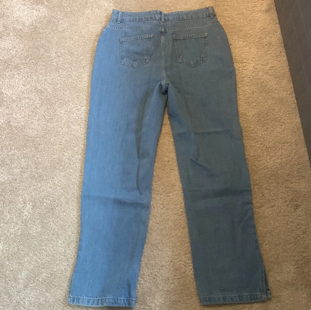 Oanvända jeans med prislappen kvar ifrån Boohoo, storlek 42. Jeans & Byxor.