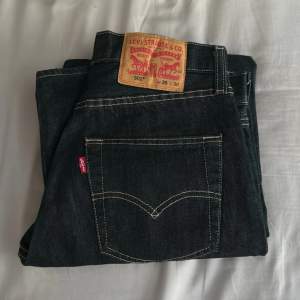 Säljer nu riktigt fina levis jeans storlek w28/L30, knapp använda.  Nypris 1200-1400kr  Mitt pris 219kr!