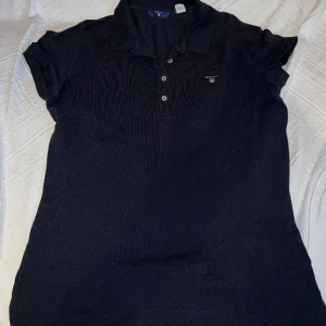 Gant piké - Marinblå - Knappt använd, fick som present men använder den aldrig. Nya går för 1000kr. Pris kan diskuteras ! Kan mötas upp i Finspång/Norrköping eller skicka ⭐️