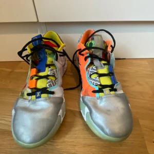 Pg 6 - Jag säljer mina pg 6 för jag inte använder dem. De har bra grepp och fungerar bra. Pris kan diskuteras vid snabb affär. De är storlek 44,5.