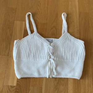 Stickad topp - Kort stickad topp från Sister Knitwear. Nästan helt oanvänd.