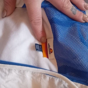 Elesse  - Säljer min snygga vind jacka använd fåtal gånger