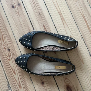 Ballerinaskor med nitar - Coola ballerinaskor med nitar på! Köpte på sellpy och de va markerade som min storlek men de va fel 😭därför säljer jag dom vidare. Perfekt till våren!!! Lite slitna baktill (se bild) 