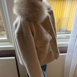 Snygg vårjacka😍 - En vit/ beige snygg vårjacka med fluff i kragen. Använd fåtal gånger i  bra skick💕