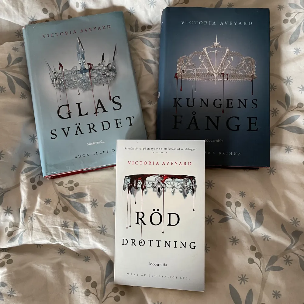 Säljer de 3 första böckerna i ”Röd Drottning” serien. Alla 3 för 200kr eller 100kr styck (inbundna). skriv om ni vill ha fler bilder på skicket. Skickas mot fraktkostnad . Övrigt.