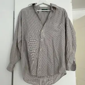 Snygg skjorta som är grå/vit randig. Medel oversized i storlek🤍