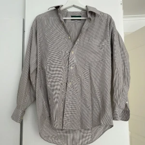 Skjorta  - Snygg skjorta som är grå/vit randig. Medel oversized i storlek🤍