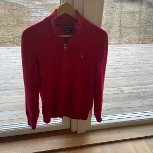Gant Halfzip - Säljer nu min röda gant halfzip som köptes under hösten förra året🤗 Knappt använd och ser ut som ny perfekt till våren👍 Nypris 1200kr Mitt pris går att förhandla  Hör av vid frågor eller fler bilder👍🤗