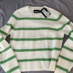 Stickad Randig Tröja - Fin stickad randig tröja frpn Vero Moda! Aldrig använd. Lappen kvar💚 Strl Xs!