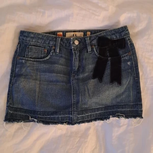 Juicy Couture Jeanskjol - Säljer denna superfina och gulliga jeanskjolen med rosett från Juicy Couture i superskick!🎀 | Lågmidjad, figurnära passform | Mått: Tvärs över midja-37 cm, längd-29 cm | Tveka inte att höra av dig vid frågor eller funderingar! | Använd gärna "köp nu"😊💞