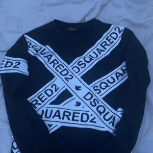 Dsquared 2 tröja  - Säljer denna dsquared 2 tröja som köptes för 1-2 år sedan i Italien . Den är använd men är i bra skick.  Storlek S