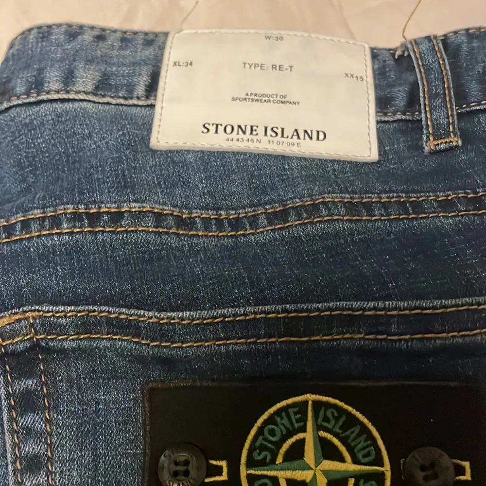  ( W30 L 34 ) Ett par Stone island jeans jag knappt använt, patchen och allt är i bra skick.  Kopia men exakt samma material och känsla som dem riktigta, dem är lite stretchiga så kan passa om du är lite större. Jeans & Byxor.