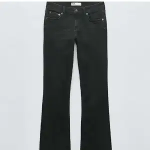 Mina lågmidjade jeans från zara börjar tyvärr bli för små. De är slutsålda på hemsidan och inga defekter. Skriv vid fler frågor❤️