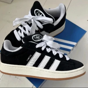 Adidas campus 00s svart - Hej, säljer nu helt nya adias campus 00s, bara att höra av er i dm om funderingar!