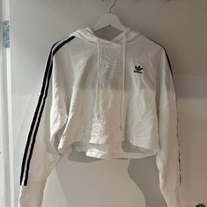 En knappt använd hoodie ifrån adidas som är i jätte fint skick💗 i storlek XS