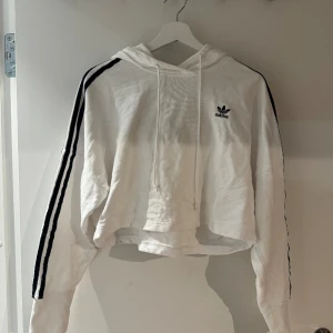 ADIDAS - crop hoodie  - En knappt använd hoodie ifrån adidas som är i jätte fint skick💗 i storlek XS