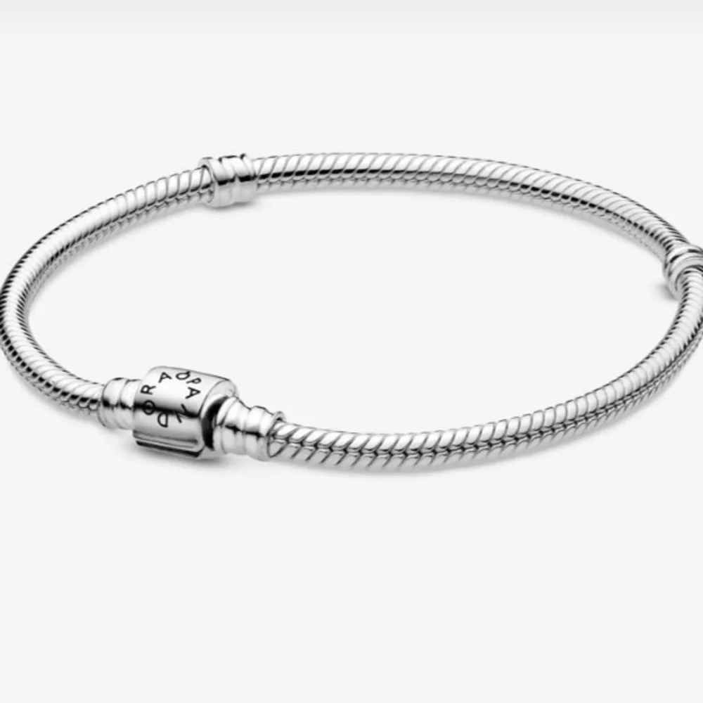 Oanvänt pandora armband i silver.  Ny pris 649 kr. . Accessoarer.