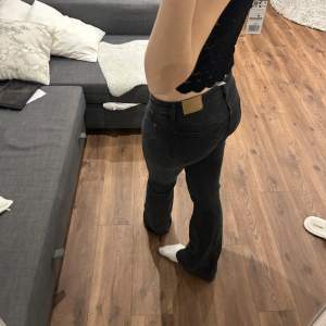 Snygga svarta lågmidjade jeans! Storlek 27 i midjan men passar även 28. Jag är 174 cm som referens🩷