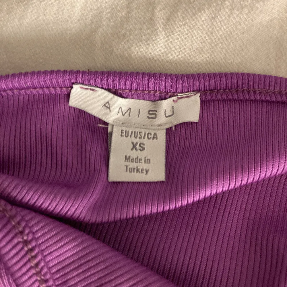 Detta lila linnet är från new yorker och är i storlek xs vilket jag upplever att den är. Säljer detta linnet då de har blivit för litet, pris kan diskuteras💓. Toppar.