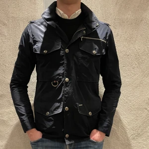 Snoot jacka  - Hej! Säljer nu denna super exklusiva snoot jacka. Storlek smal men passar M. Modellen är 184cm och väger 70. Jackan är i nyskick. nypris på jackan är 4500kr