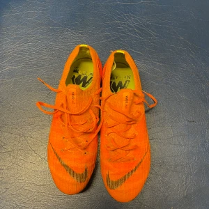 Nike mercurial vapor 12 elite - Säljer ett par Nike mercurial vapor 12 elite i nyskick. Säljer dom pga för små. Storlek 39. 