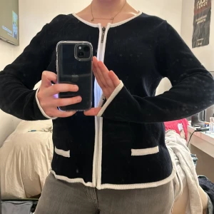 Stil kofta!🖤 - En kofta som är väldigt stilig och passar till allt!