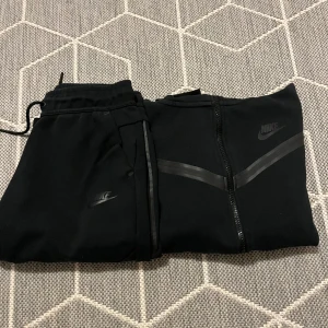 Nike Tech Fleece - Säljer min svarta nike tech fleece, då den är för liten för mig. Köpte den för ganska länge sen men har inte använts mycket och den är välbehållen. Vid mer frågor kontakta privat. Fri frakt📦
