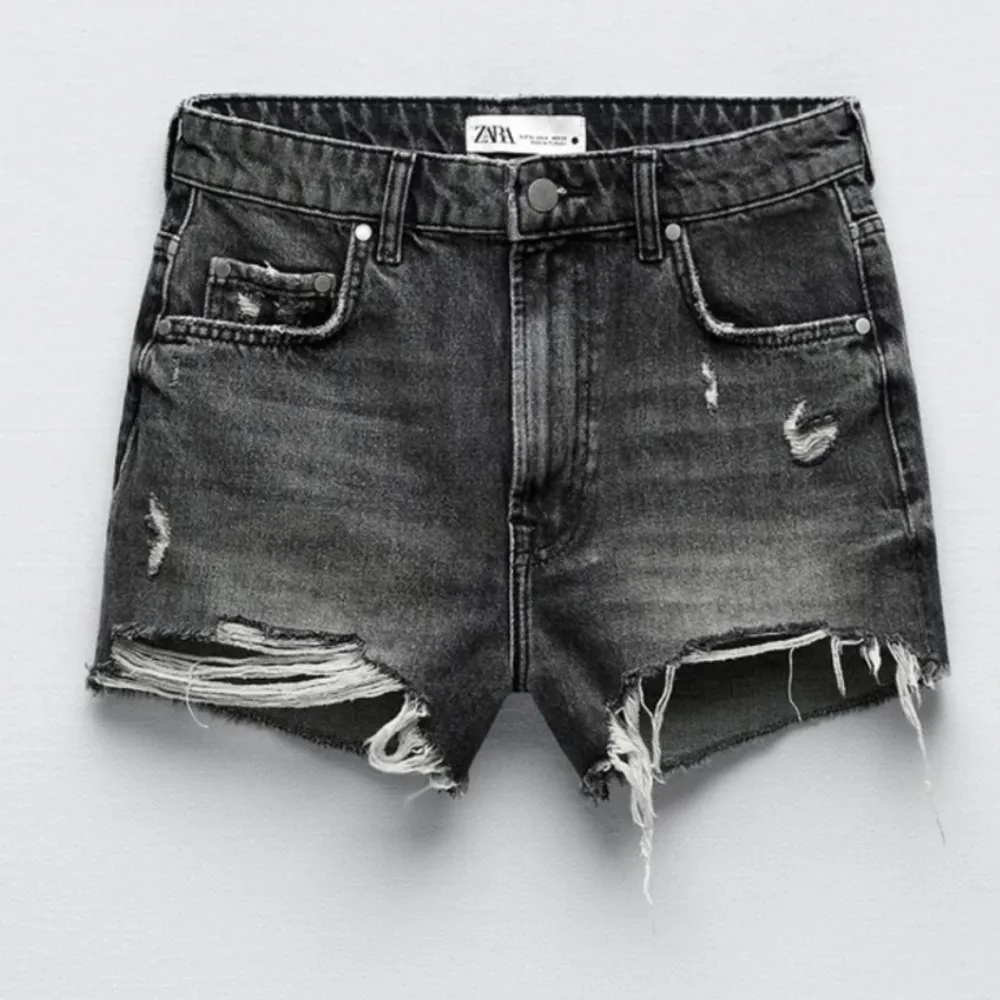 svart/gråa jeansshorts från zara som inte säljs längre. de är i stl 38 men de är lite små i storleken men det beror också på hur man vill att de ska sitta. använda en gång så i nyskick. . Shorts.