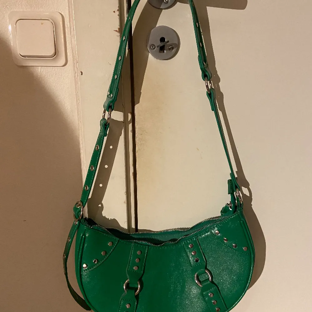 En fin grön väska som är köpt second hand, vet ej märket 💚. Väskor.