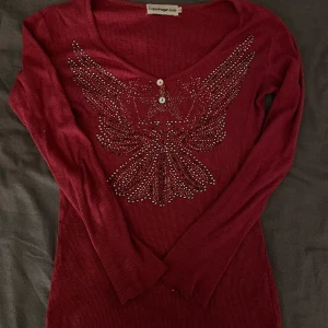 Röd longsleeve tröja  - Denna häftiga röda långärmad med ridestones❤️ den är stretchig så passar s-m