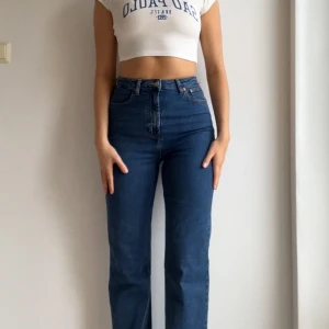 JEANS - Snygga och bekväma jeans köpa på Asos, knappt använda och i nyskick 💙 Jag är 180 cm och brukar ha M i kläder för referens. 