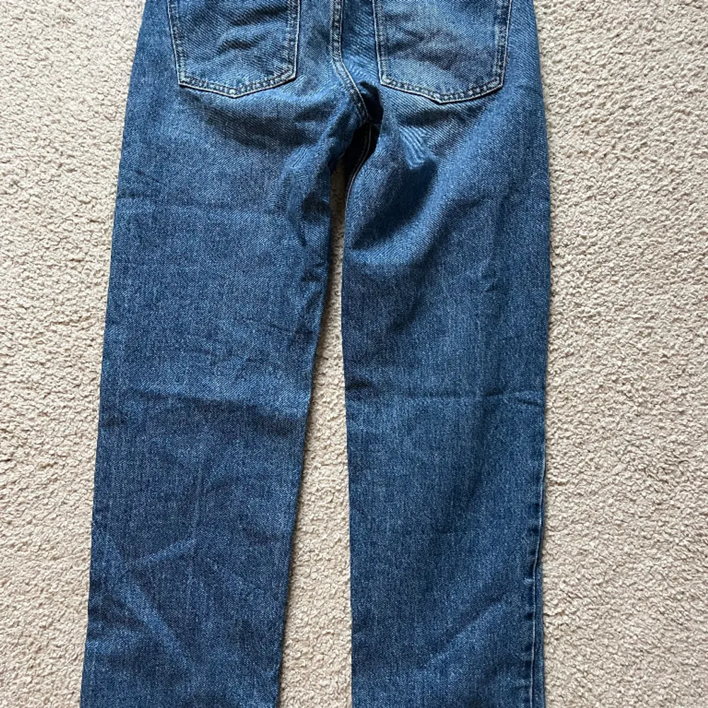Hej! Jag säljer dessa skit snygga raka och lågmidjade jeans från nelly eftersom att dom inte passar mig! Jag är inte helt säker på storleken men jag tror den är strl 32!! Dom är i super skick☺️. Jeans & Byxor.