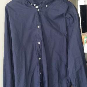 En mörkblå skjorta från lager 157! Lite tjockare material men inte flanell