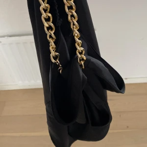 gina tricot  - Jätte fin topp från Gina tricot som man knyter med kedjan runt halsen och har en öppenrygg. Köpte i storleken 42 men den va för stor så jag sydde in den passar mig som har M/S.