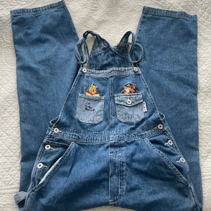 Pooh hängselbyxor  - M. Pooh hängselbyxor i superbra skick. 