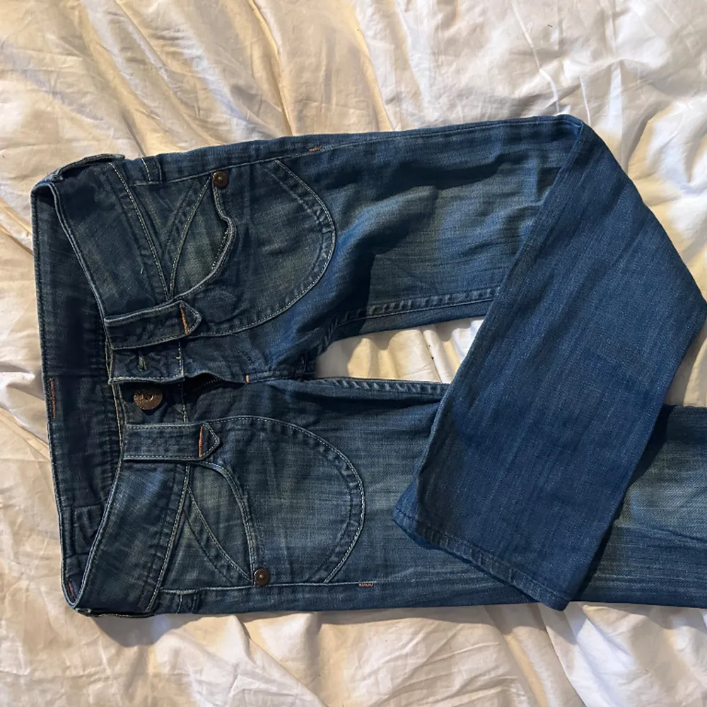 jättesnygga jättelågmidjade jeans som är för små för mig och därav säljer. Jeans & Byxor.