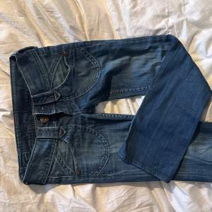 jättesnygga jättelågmidjade jeans som är för små för mig och därav säljer