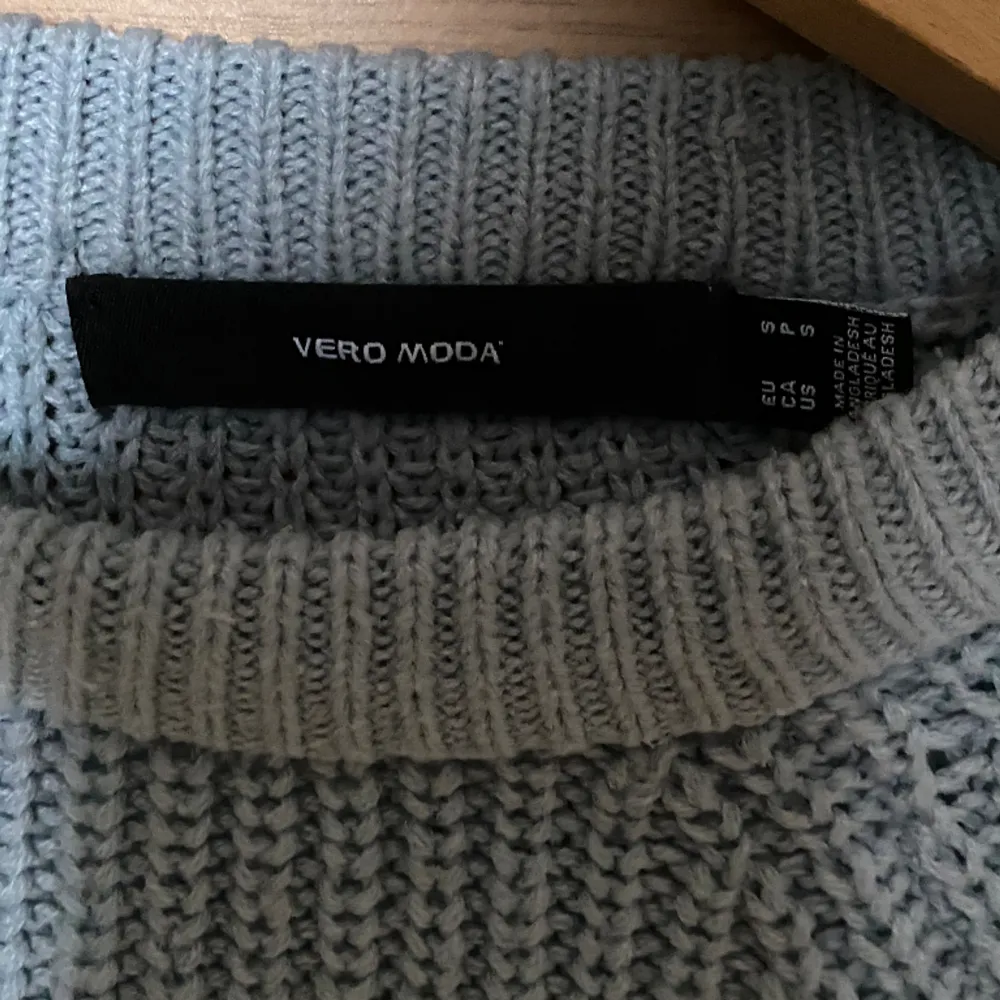 Fin stickad tröja från Vero Moda💙 Köpt för cirka två år sedan och är i rätt fint skick bortsett från att den är lite nopprig🤍. Stickat.