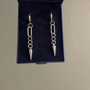 örhängen - säljer maria nilsdotter liknande örhängen som jag gör själv, kan skicka fler bilder om så önskas💕💕 (kan ej garantera något kring nickel etc men färgen håller bra)